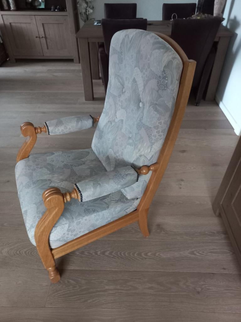 Fauteuil met houten frame en stoffen bekleding, Ophalen