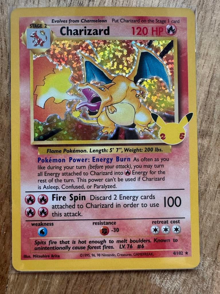 Charizard 4/102 Celebrations Pokémon Kaart, Hobby en Vrije tijd, Verzamelkaartspellen | Pokémon, Ophalen of Verzenden, Zo goed als nieuw