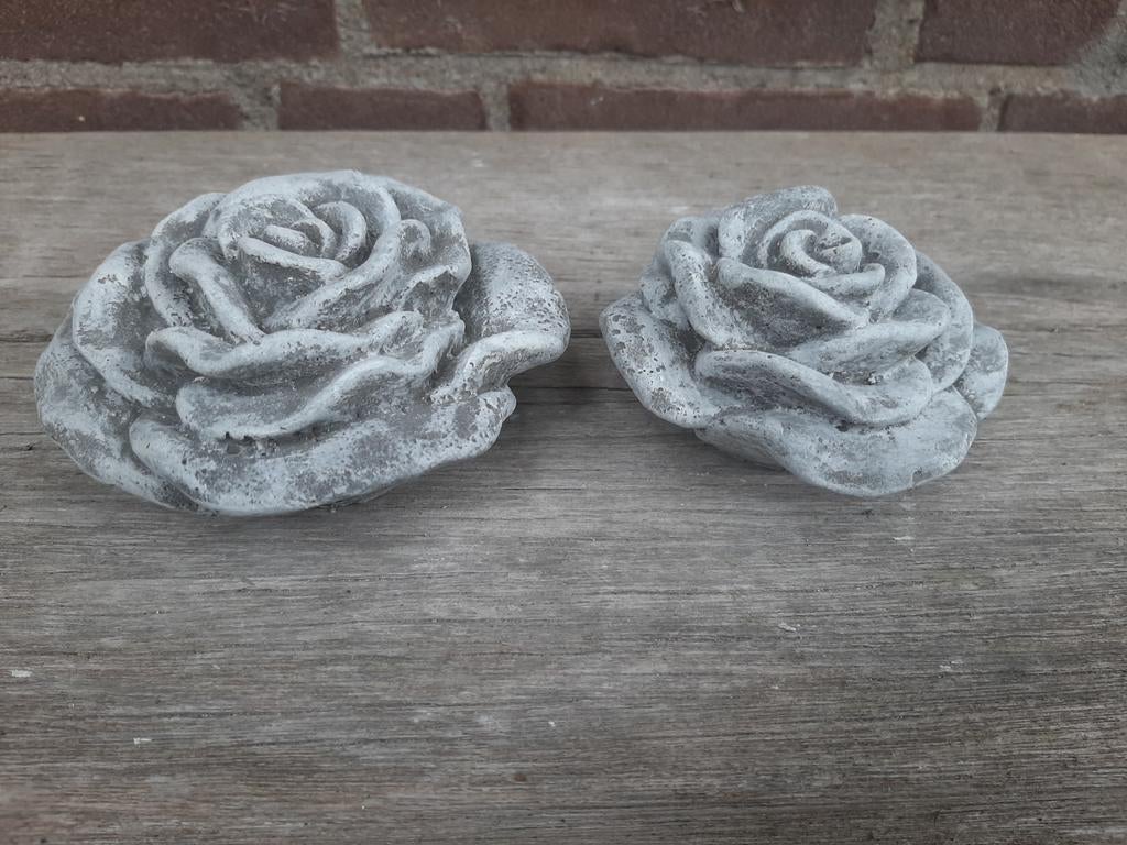 2 Betonnen rozen roosjes beeldjes tuinbeeldjes beton, Ophalen of Verzenden