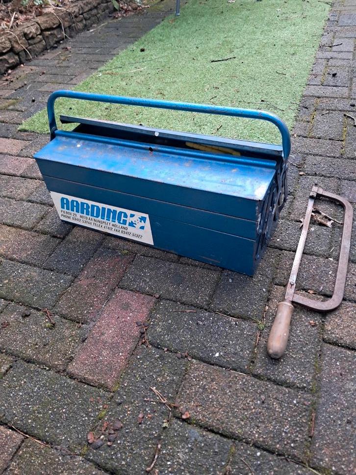 Gereedschapskist met inhoud en ijzerzaag, Doe-het-zelf en Verbouw, Gereedschapskisten, Gebruikt, Gevuld, Ophalen