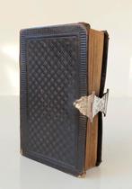 Antieke Bijbel uit 1884 met zilveren slot sluiting., Verzenden