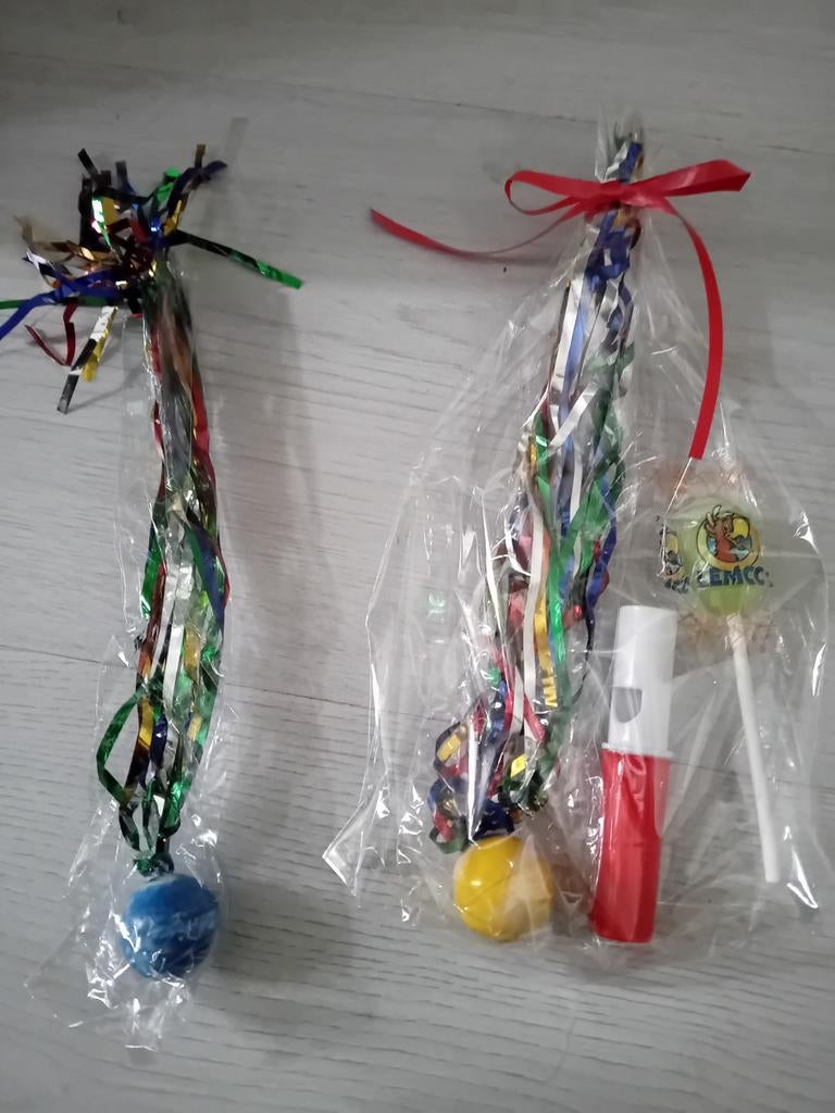 Traktatie stuiterbal met sliert+2 snoepjes 1.15( nog 26x, Ophalen of Verzenden, Nieuw, Feestartikel, Verjaardag