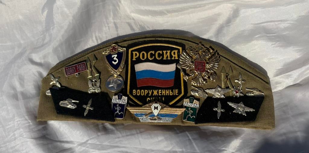 Russische militaire pilotka veldmuts met badges en speldjes, Ophalen of Verzenden, Overige gebieden