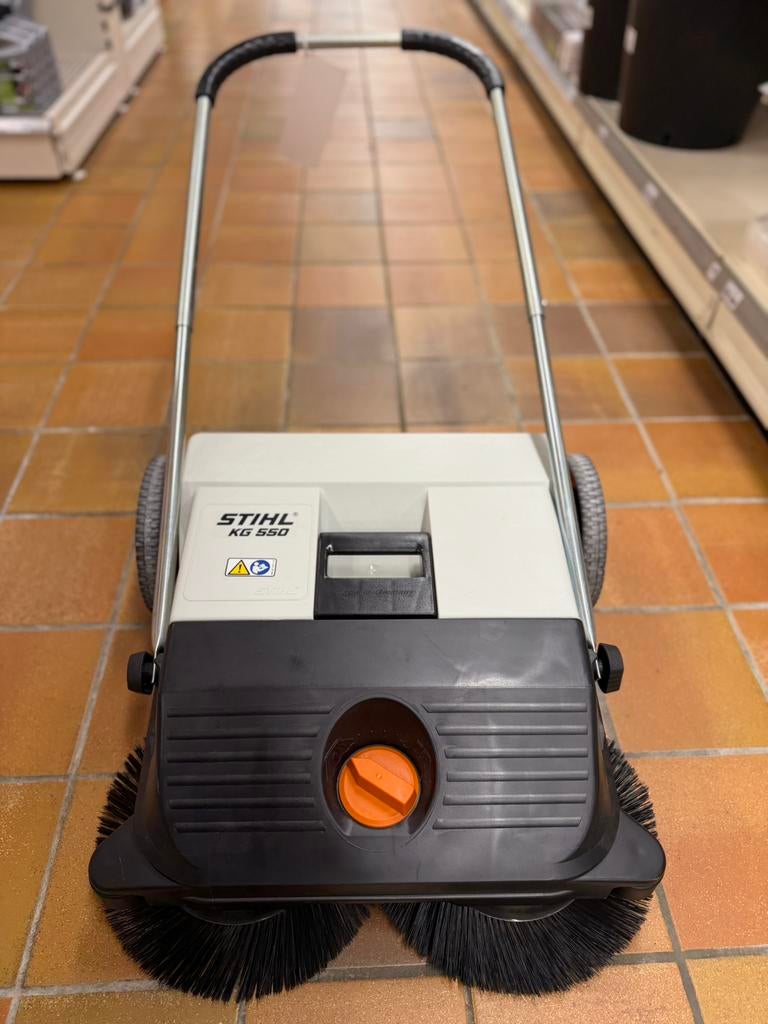 Stihl veegmachine KG 550 *NIEUW*, Ophalen, Zo goed als nieuw