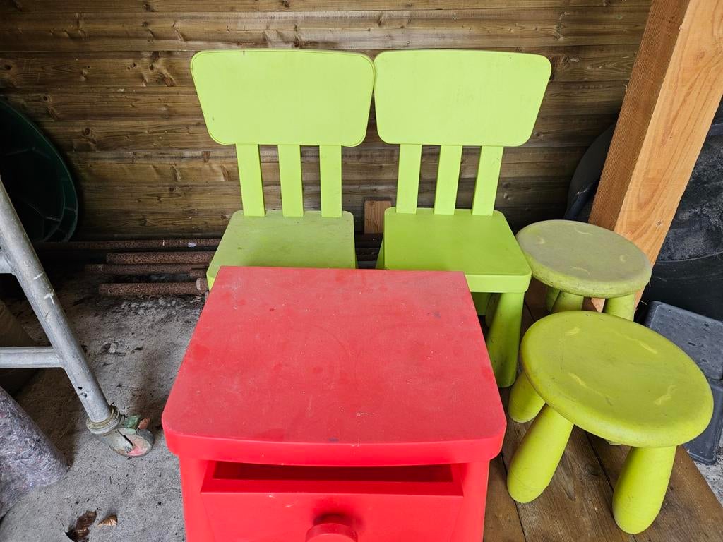 Ikea kindermeubeltjes: tafel, 2 stoelen, 2 krukken, Kinderen en Baby's, Kinderkamer | Tafels en Stoelen, Ophalen of Verzenden