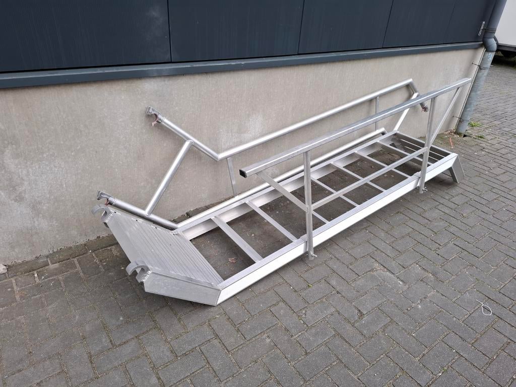 Te koop: Rolsteiger trappen inclusief leuningen 245/250, Ophalen of Verzenden, Zo goed als nieuw, Rolsteiger of Kamersteiger, 5 meter of hoger