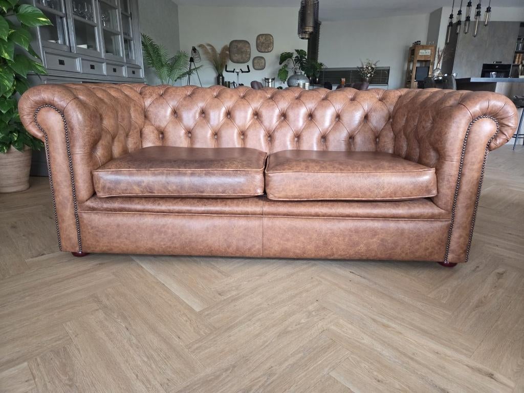 Chesterfield bank 2 1/2 zits kleur cognac, Huis en Inrichting, Banken | Bankstellen, Ophalen, Gebruikt, Chesterfield, Tweepersoons