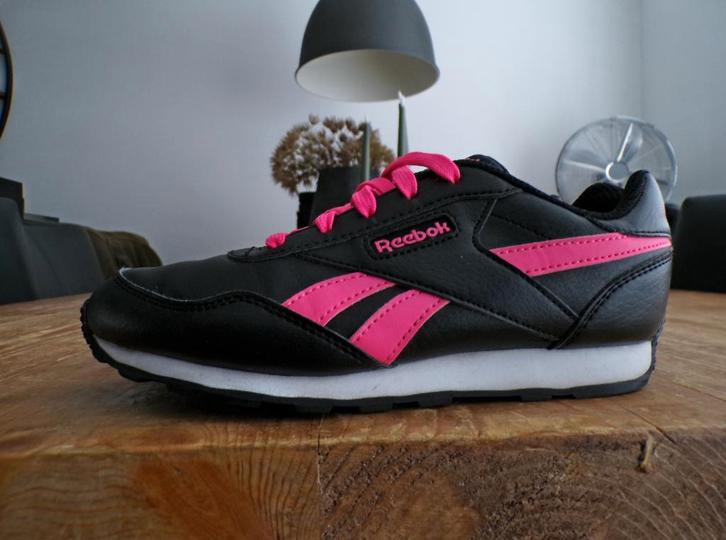 Bijna nieuwe Reebok sneakers (maat 34.5), Kleding | Dames, Schoenen, Zo goed als nieuw, Sneakers of Gympen, Zwart, Ophalen of Verzenden