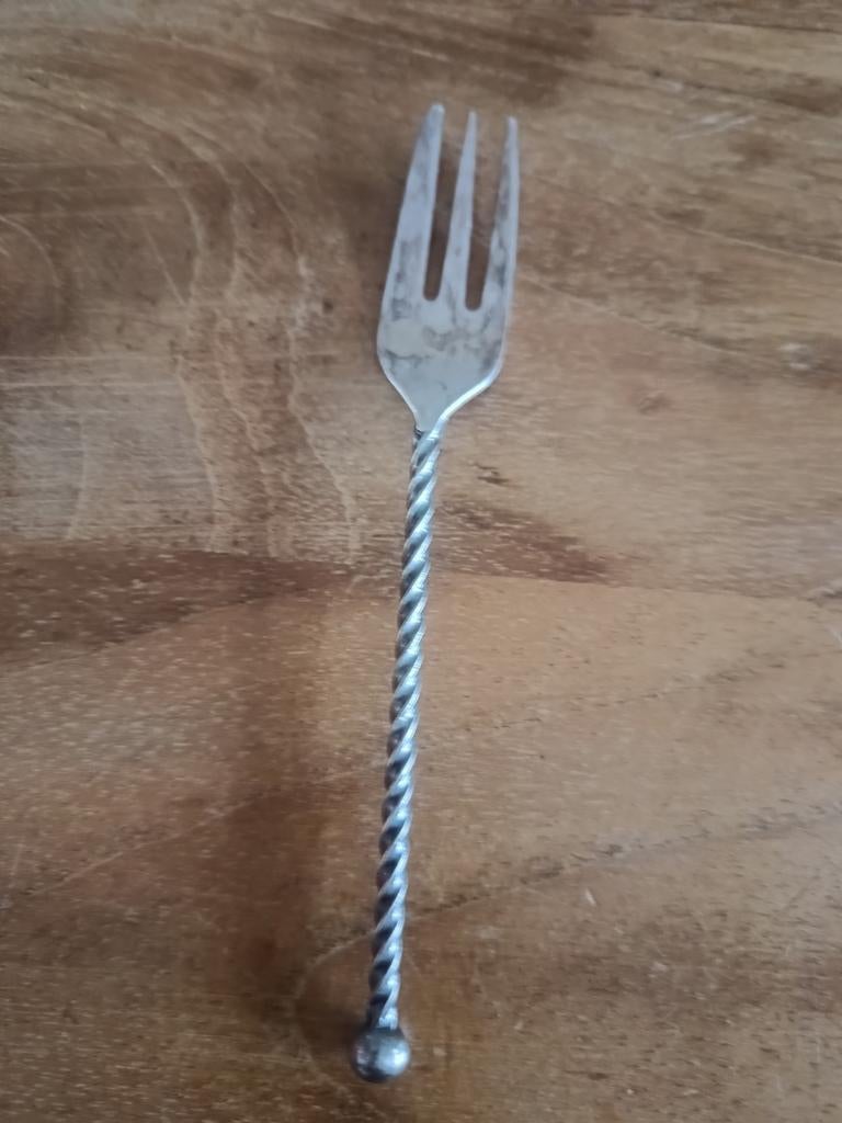 Gebaksvorkje gedraaide steel met knopje op uiteinde zilver, Antiek en Kunst, Ophalen of Verzenden