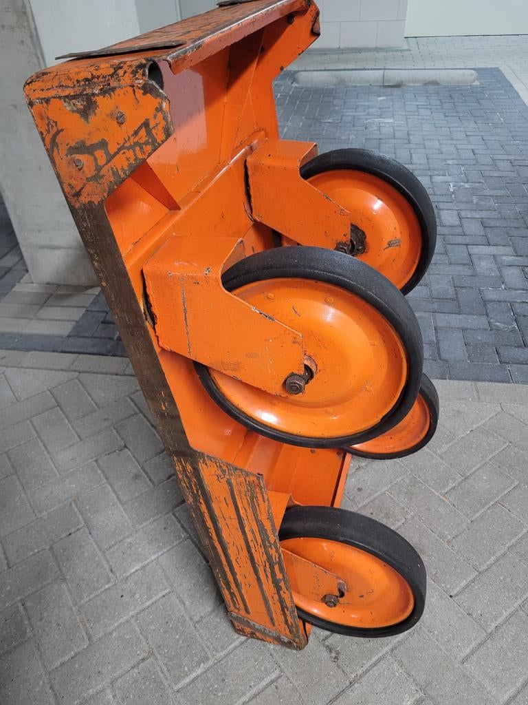 Vintage industriële kar met wielen - Oranje, Antiek en Kunst, Ophalen of Verzenden