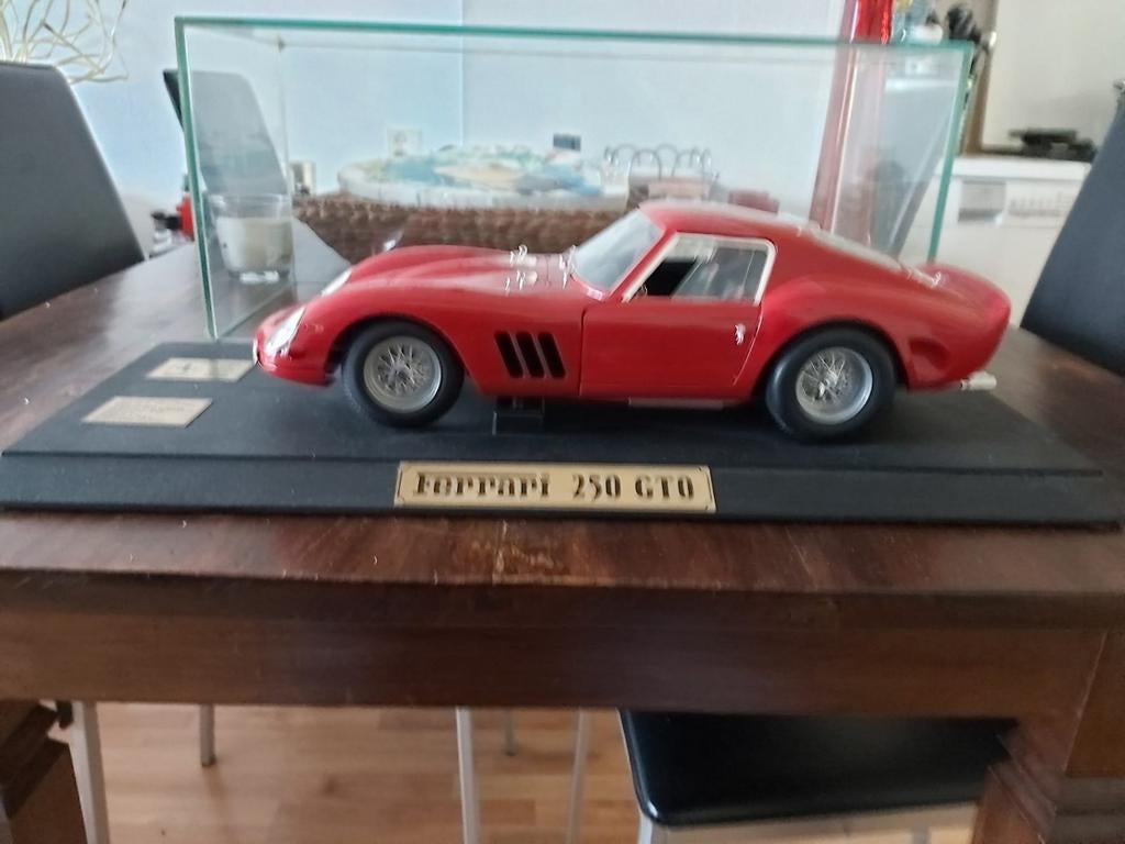 Ferrari 250 GTO schaalmodel met vitrine, Ophalen of Verzenden, Zo goed als nieuw, Overige merken