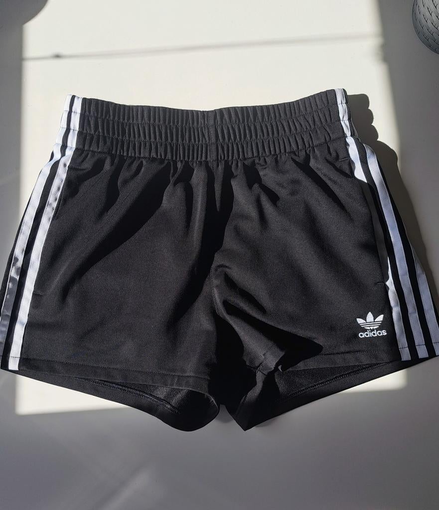 Adidas korte sportbroek dames maat S, Kleding | Dames, Sportkleding, Adidas, Zwart, Ophalen of Verzenden, Zo goed als nieuw