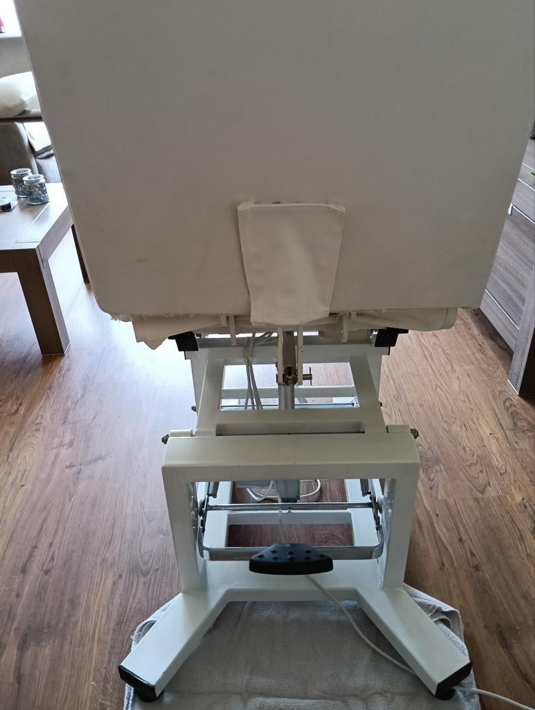 Witte pedicure stoel. Ook geschikt voor cliënten die iets vo