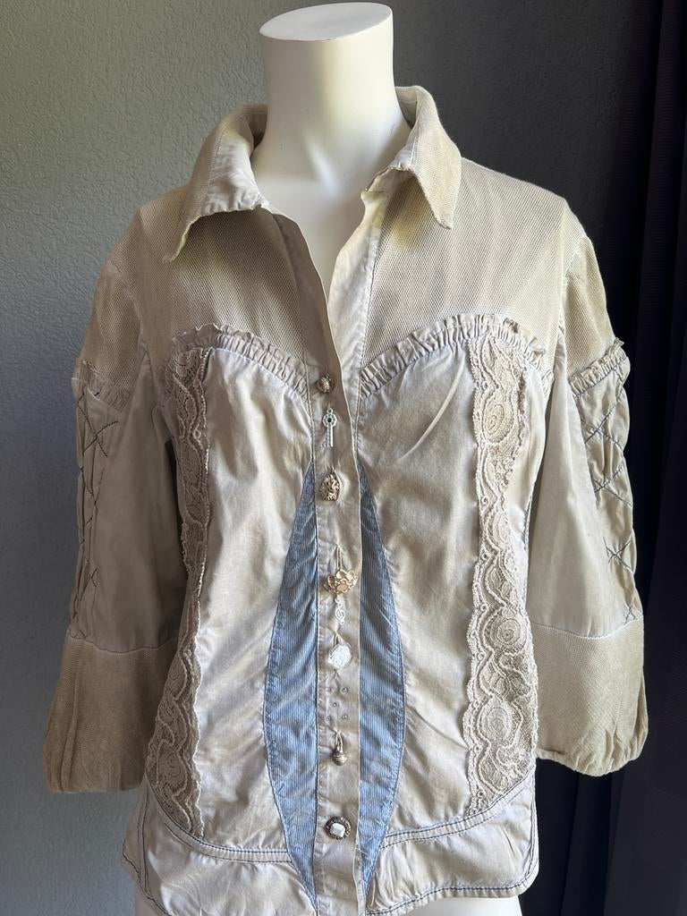 Unieke beige blouse met kant en decoratieve knopen, Ophalen of Verzenden, Zo goed als nieuw, Maat 38/40 (M), Beige