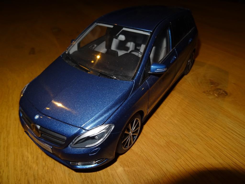 MERCEDES B - KLASSE 180  schaalmodel 1 : 18    Kleur blauw., Ophalen of Verzenden, Nieuw, Auto, Overige merken