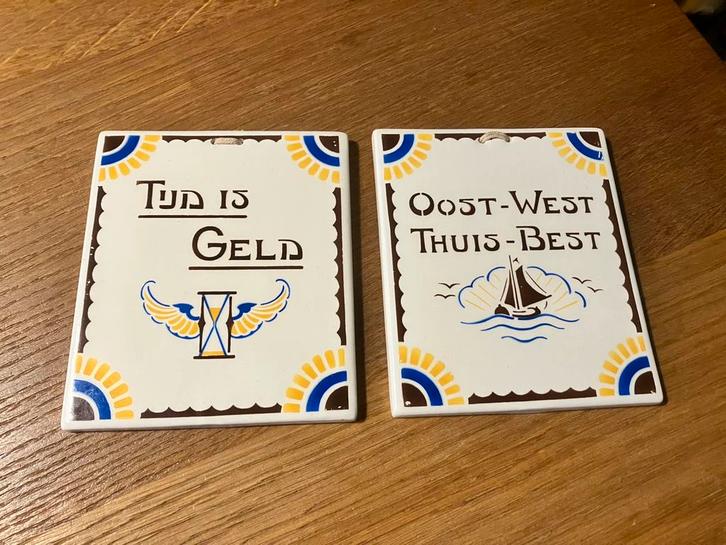2 x Société Céramique Maestricht tegels met spreuk vintage, Antiek en Kunst, Antiek | Wandborden en Tegels, Ophalen of Verzenden