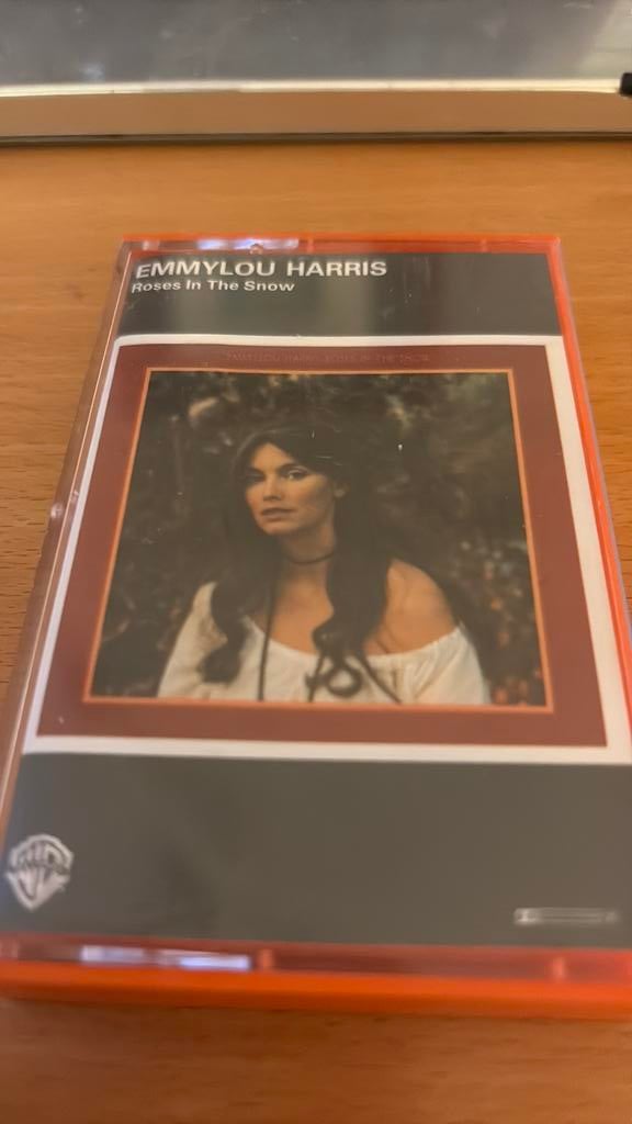 Emmylou Harris muziek cassette ROSES IN THE SNOW, Cd's en Dvd's, Cassettebandjes, Gebruikt, Ducoso, 1 bandje, Ophalen of Verzenden