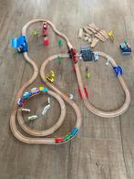 Houten treinbaan met treinen en accessoires, Ophalen of Verzenden, Zo goed als nieuw