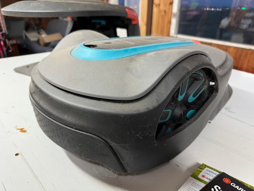 Gardena robotmaaier 470m2 + extra’s + garage + garantie, Ophalen, Zo goed als nieuw, Minder dan 20 cm
