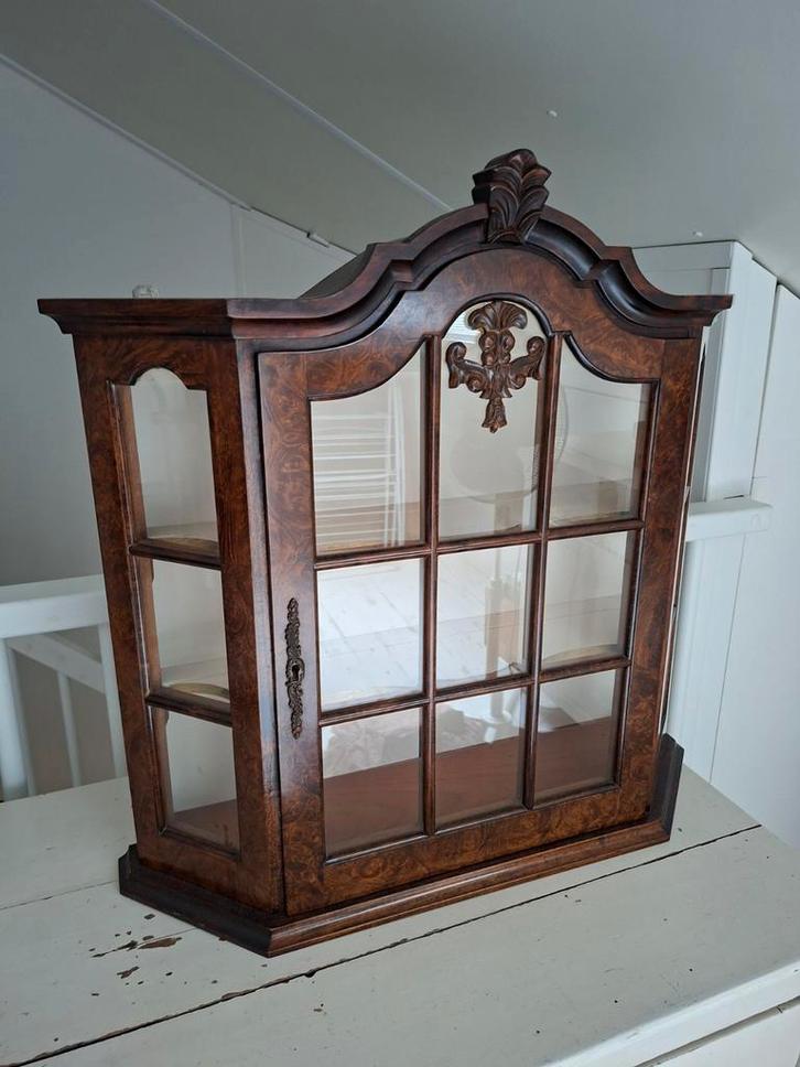 Antiek brocante vitrinekastje sierlijke details met sleutel., Huis en Inrichting, Kasten | Vitrinekasten, Minder dan 100 cm, 50 tot 100 cm
