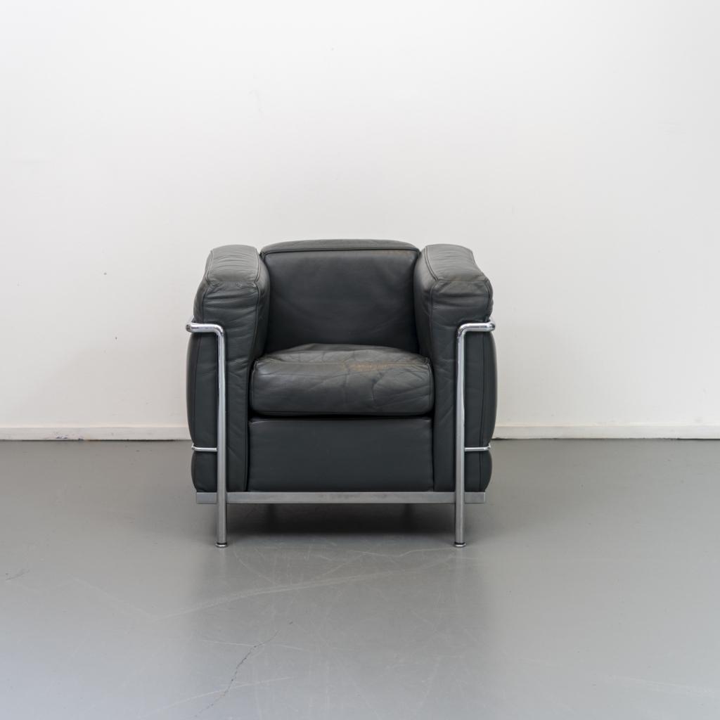 ACTIE!! 2x Cassina Le Corbusier LC2 Fauteuil Antraciet Leer, Niet ingevuld, Gebruikt, Minder dan 75 cm, Niet ingevuld