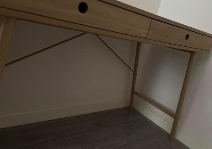 Modern houten bureau met lades, Huis en Inrichting, Bureaus, Bruin, Ophalen of Verzenden, Zo goed als nieuw, Jysk