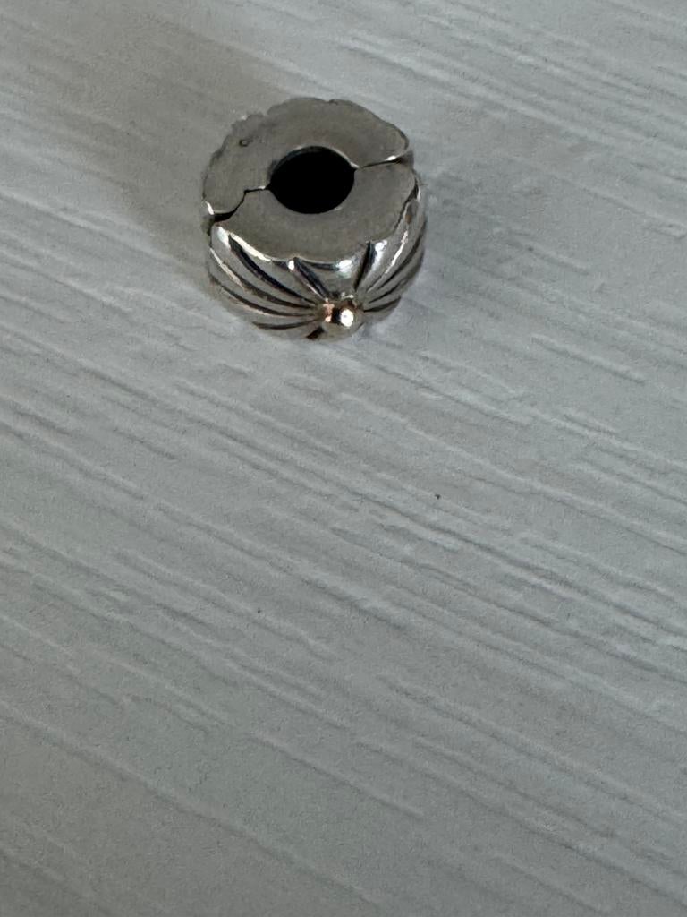 Pandora clip zilver met goud, Sieraden, Tassen en Uiterlijk, Bedels, Pandora, Ophalen of Verzenden, Zo goed als nieuw, 1 bedel