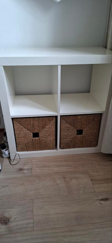 Ikea kastje Kallax 4 vaks met 2 rieten manden, Ophalen of Verzenden, Gebruikt