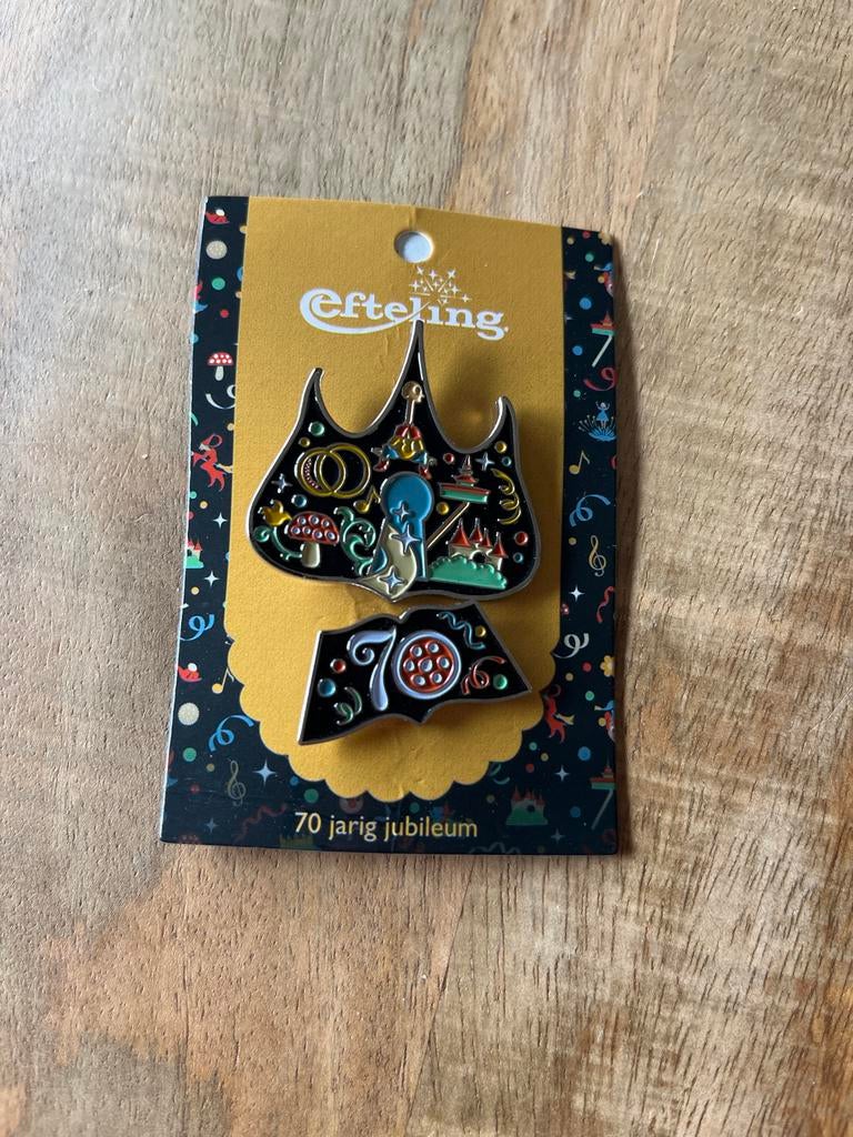 Efteling 70 jaar jubileum pin, Verzamelen, Efteling, Ophalen, Zo goed als nieuw, Button of Speldje