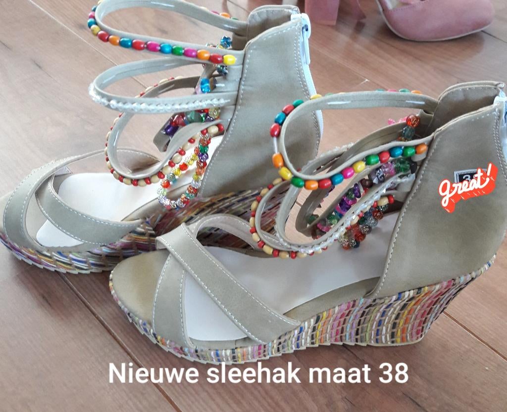 Nieuwe sleehakken maat 38, Beige, Nieuw, Sandalen of Muiltjes, Ophalen of Verzenden