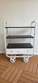 Witte metalen drankkast op wielen met zwart houten planken, Ophalen
