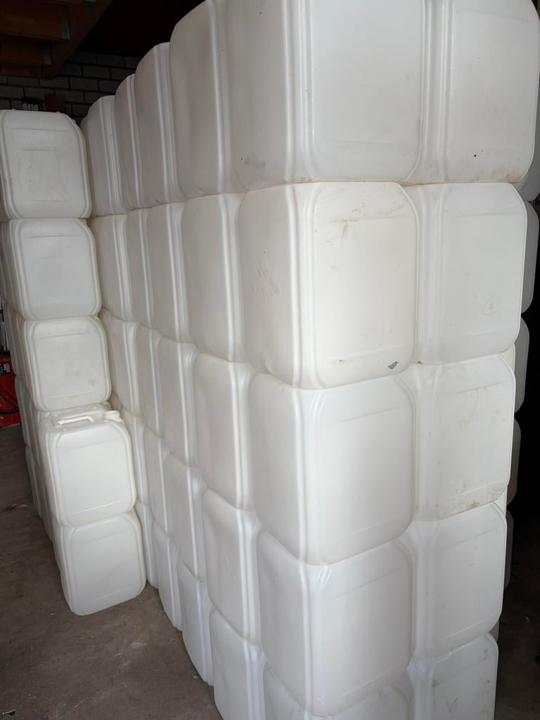 Jerry cans 3€ wit gespoeld UN keurmerk. Blauwe cans 6€, Tuin en Terras, Regentonnen, Minder dan 75 liter, Ophalen, Gebruikt