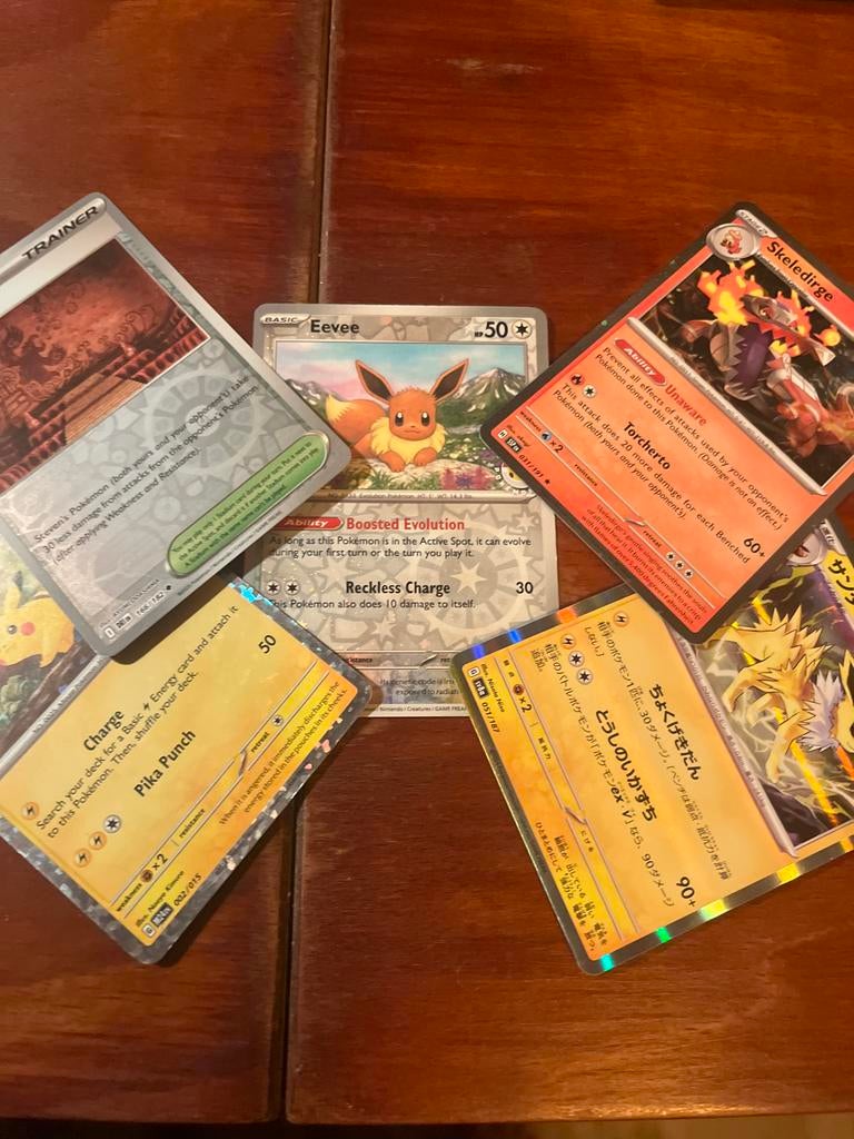 Pokémon kaarten: Pikachu, Eevee, Skeledirge en meer, Ophalen of Verzenden, Gebruikt, Meerdere kaarten, Foil