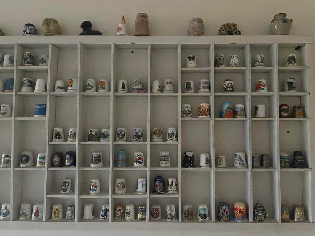 Letterbak met miniatuur vingerhoedjes - Complete collectie, Ophalen of Verzenden, Gebruikt, Porselein