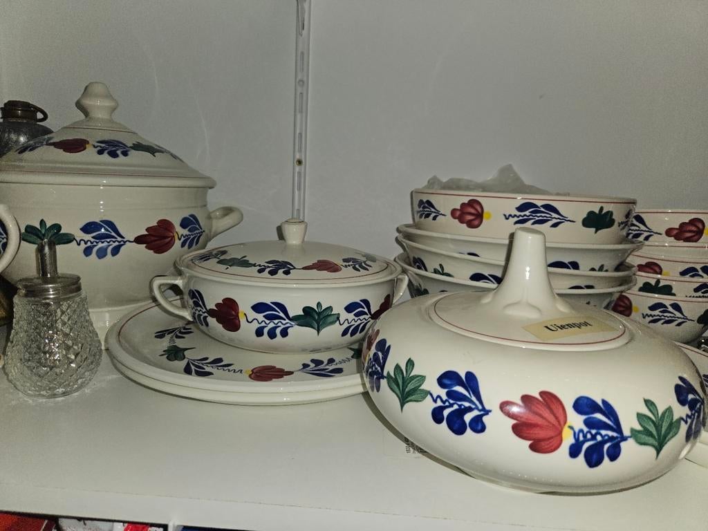 Groot servies met bloemmotief, Ophalen of Verzenden