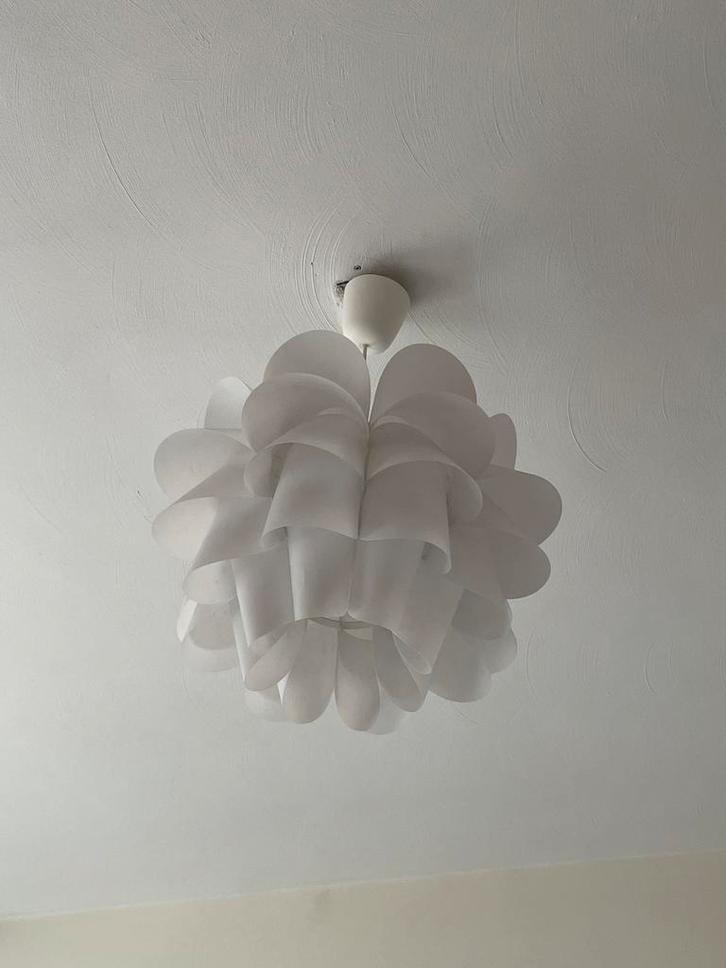 IKEA hanglamp - Witte papieren bloem design, Huis en Inrichting, Lampen | Hanglampen, Gebruikt, 50 tot 75 cm, Overige materialen