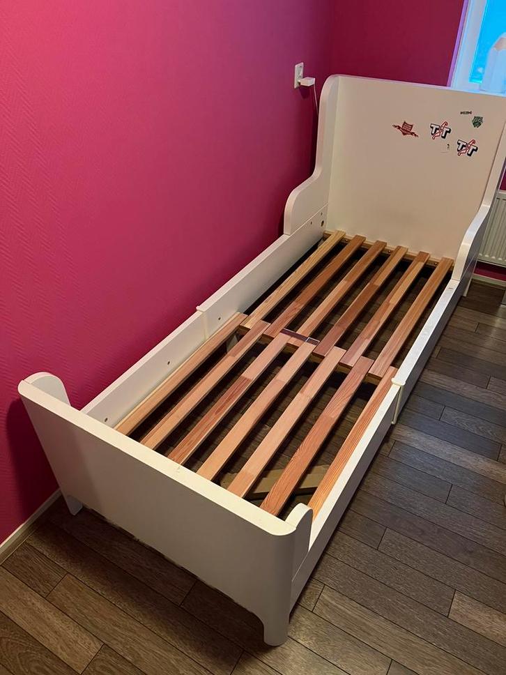 IKEA BUSUNGE meegroeibed wit met klein schoonheidsfoutje, Kinderen en Baby's, Kinderkamer | Bedden, Zo goed als nieuw, 180 cm of meer