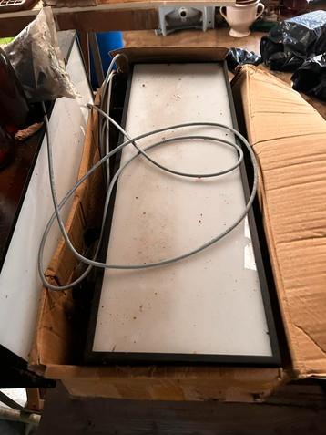 2 Reclameborden met ophangsysteem beschikbaar voor biedingen