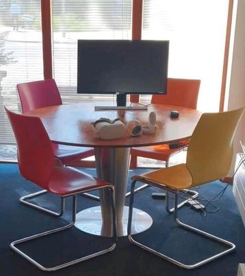 Vier stoelen  beschikbaar voor biedingen