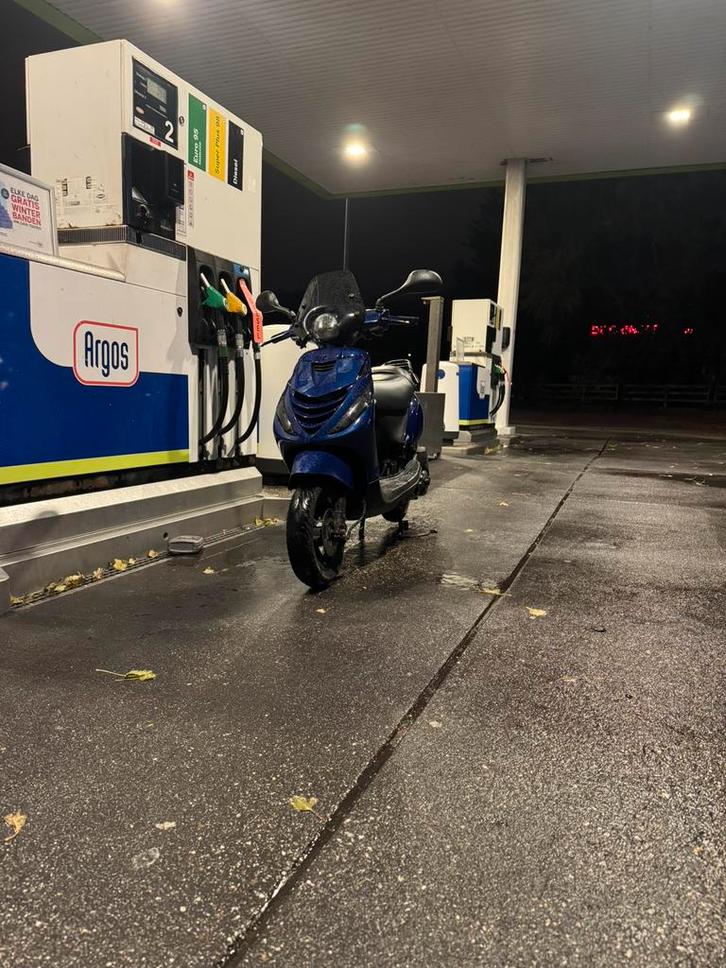 Zip 50cc 4t, Fietsen en Brommers, Scooters | Piaggio, Zo goed als nieuw, Zip, Benzine, Ophalen of Verzenden