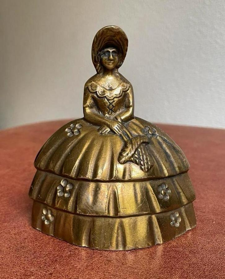 Messing tafelbel, dame met hoepelrok, Antiek en Kunst, Antiek | Koper en Brons, Koper, Ophalen of Verzenden