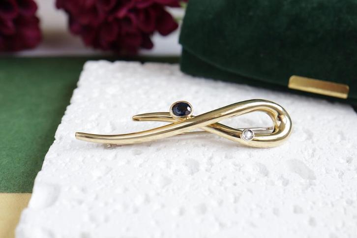 14 Karaat Gouden Krul Broche Met Diamant en Saffier, Sieraden, Tassen en Uiterlijk, Broches, Zo goed als nieuw, Goud, Goud, Met edelsteen
