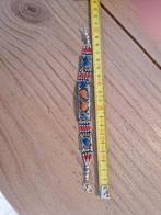 Tibetaans zilveren armband met koraal en lapis lazuli.