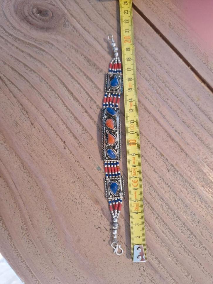 Tibetaans zilveren armband met koraal en lapis lazuli., Sieraden, Tassen en Uiterlijk, Antieke sieraden, Armband, Zilver, Met edelsteen