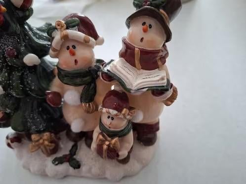 Beeldje zingende sneeuwpoppen bij boom h, Diversen, Kerst, Onbekend, Ophalen of Verzenden, Zo goed als nieuw, Losse verkoop