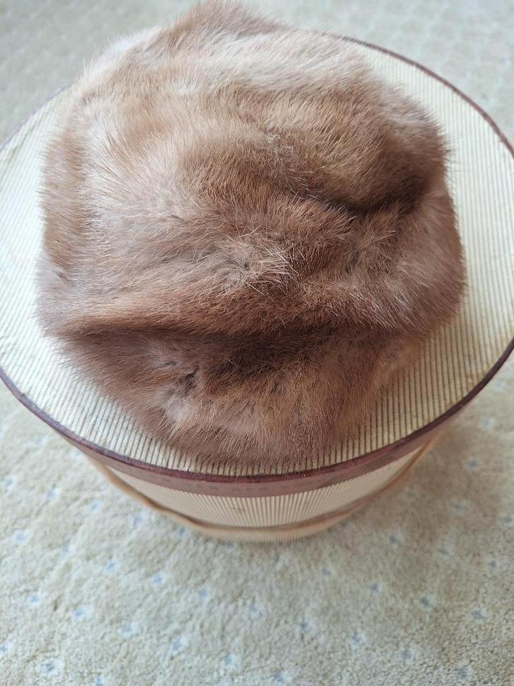 Twee vintage bontmutsen, Antiek en Kunst, Antiek | Kleding en Accessoires, Ophalen of Verzenden