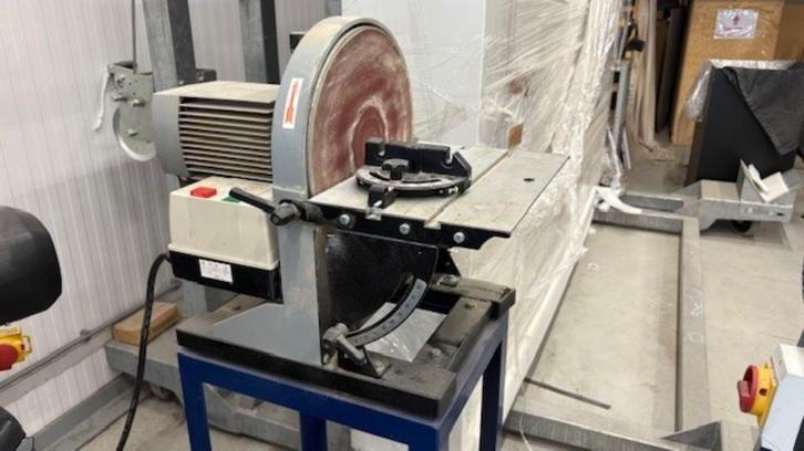 Prachtige schuurmachine op solide voet, Doe-het-zelf en Verbouw, Gereedschap | Schuurmachines, Gebruikt, Overige typen, 600 tot 1200 watt