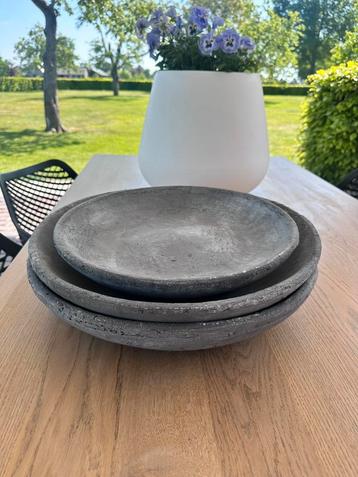 Drie grijze decoratie schalen BRYNXZ beschikbaar voor biedingen