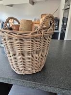 Leuke vergrijsde rieten mand inclusief houtblokken, Ophalen, Gebruikt, Rond, Riet