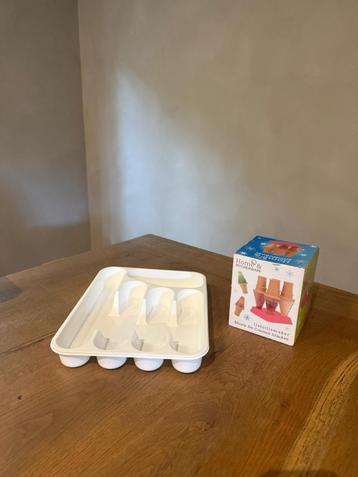 Div. keukenaccesoires: ijsvormpjes + bestekbak beschikbaar voor biedingen